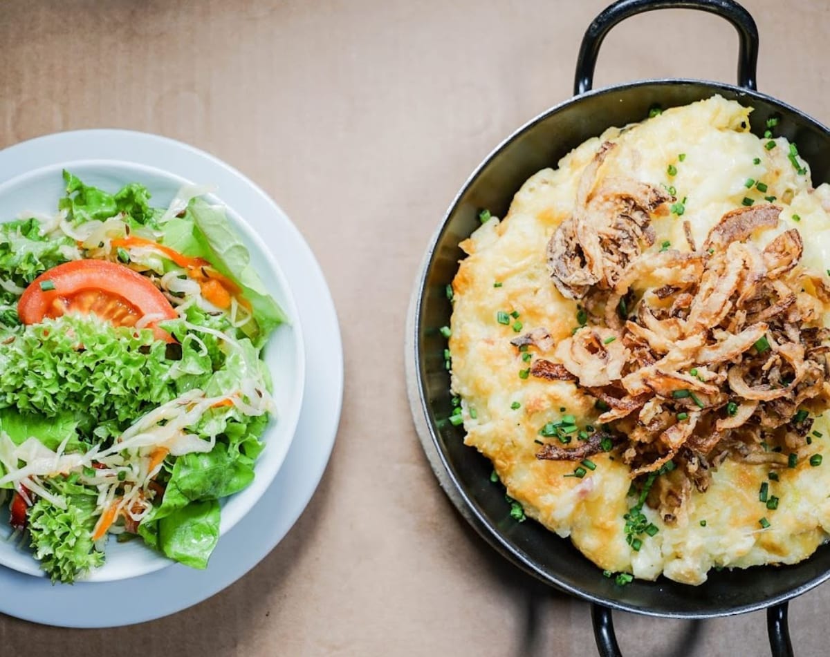 Austrian food at Fischerbräu – Käsespätzle with fried onions and fresh salad
